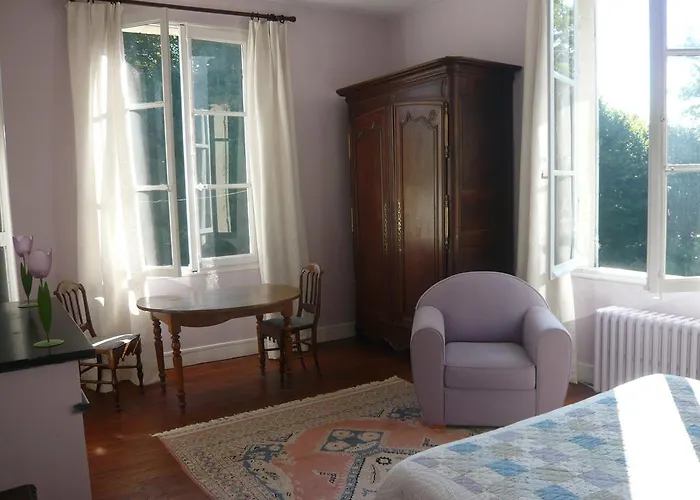 Les Longchamps לינה וארוחת בוקר Neuillé