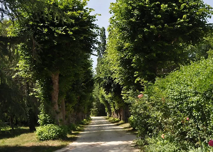 Les Longchamps לינה וארוחת בוקר