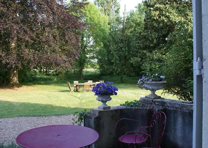 Les Longchamps לינה וארוחת בוקר